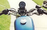 Узкие рукоятки Спортстера даже при обеспечении хорошей обратной связи не очень удобны при длительных поездках